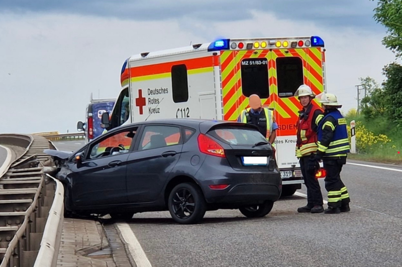 B41 nach Crash dicht – Autofahrerin leicht verletzt