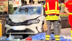 EILMELDUNG: Auto fährt in Leipzig in Menschenmenge – Zwei Tote