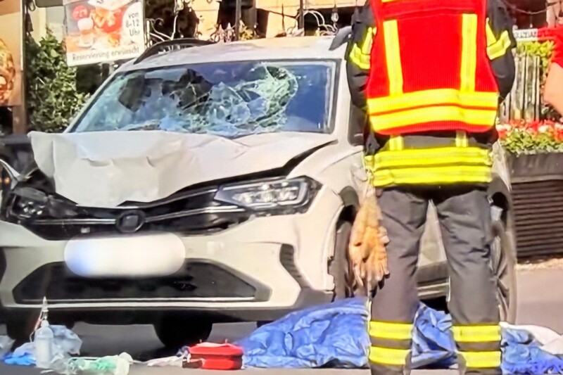 EILMELDUNG: Auto fährt in Leipzig in Menschenmenge – Zwei Tote