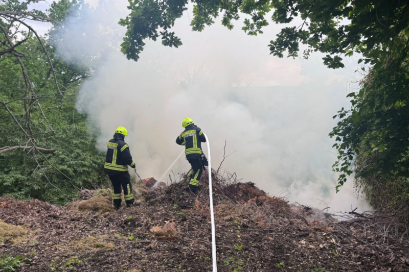 Feuerwehr bekämpft stundenlangen Brand