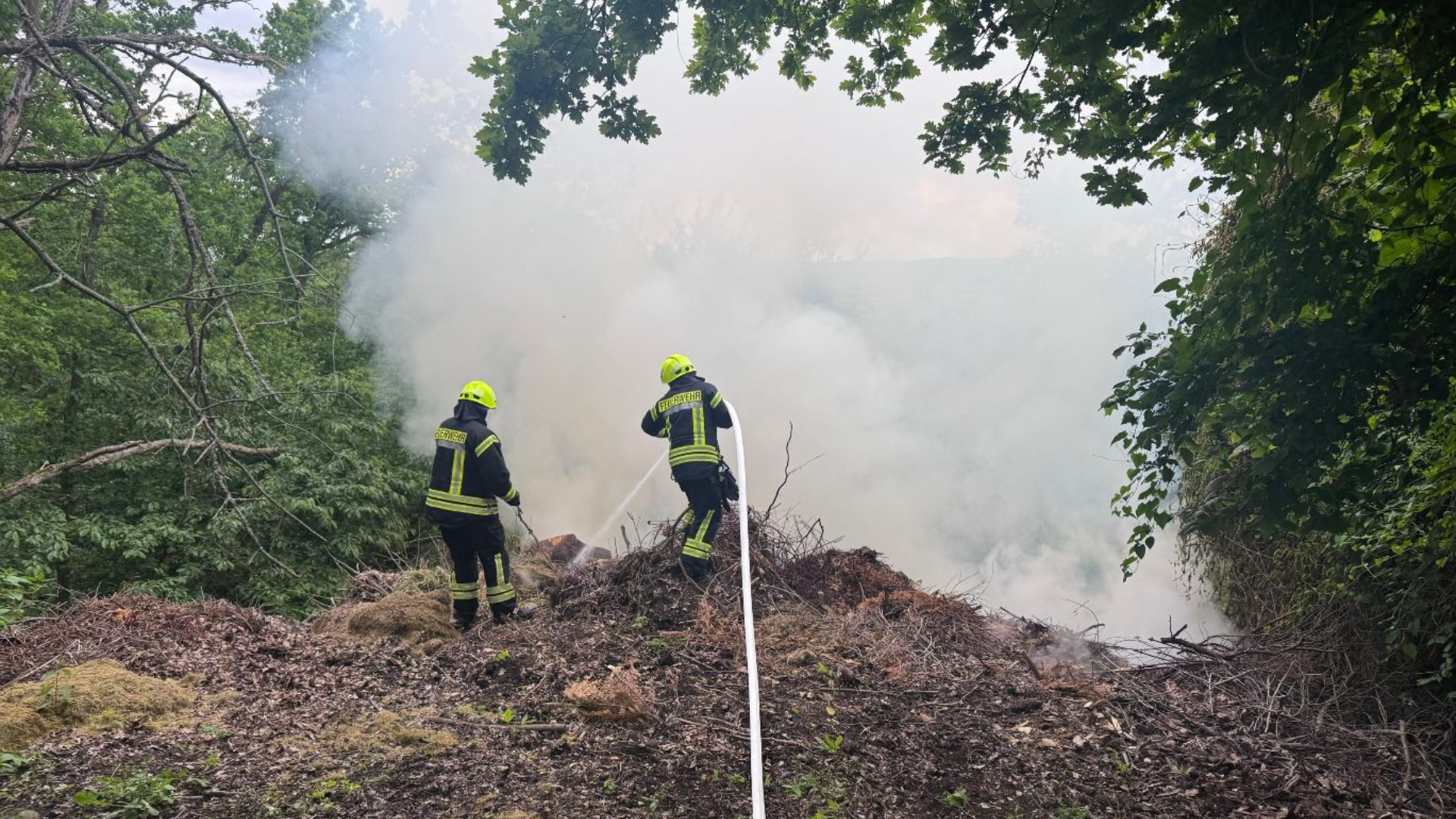 Feuerwehr bekämpft stundenlangen Brand