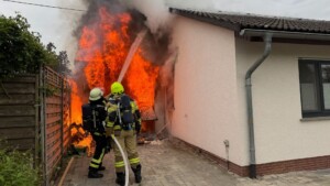Großeinsatz in Argenthal: Garage brennt neben Wohnhaus