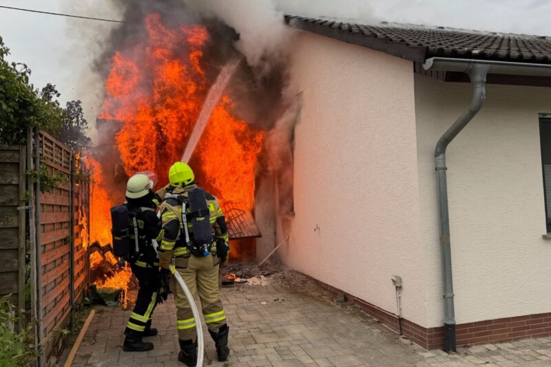 Großeinsatz in Argenthal: Garage brennt neben Wohnhaus