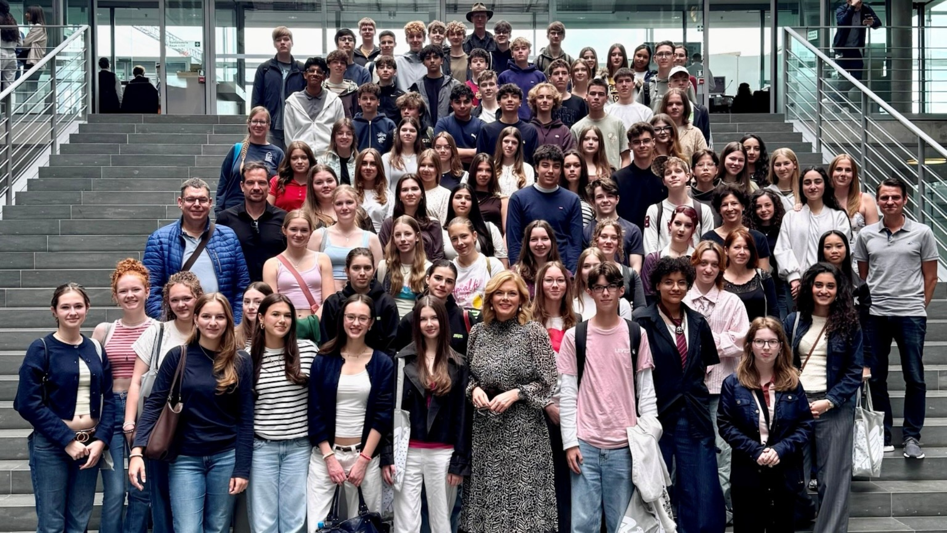 Li-Hi-Schüler diskutieren im Bundestag mit Julia Klöckner