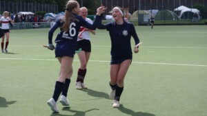 Mädchen-Hockeyturnier trotzt Regen im Salinental