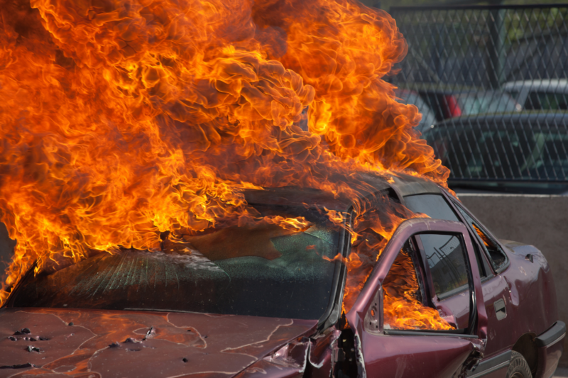 Mehrere Autos bei Brand auf Gelände eines Autohändlers in Idar-O