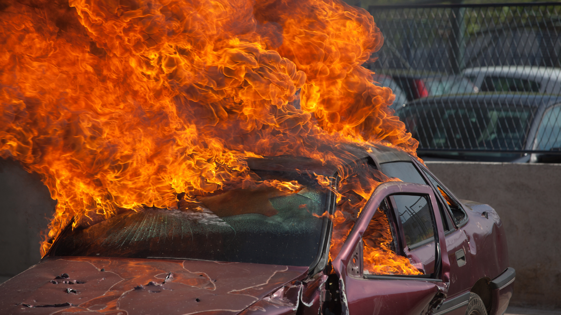 Mehrere Autos bei Brand auf Gelände eines Autohändlers in Idar-O
