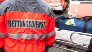 Motorrad rutsch in Böschung – Fahrer verletzt im Krankenhaus