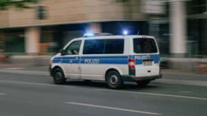 Polizei sucht Fahrer nach Unfall auf der A61