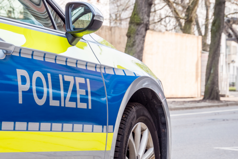 Holzstück beschädigt Rettungswagen bei Einsatzfahrt