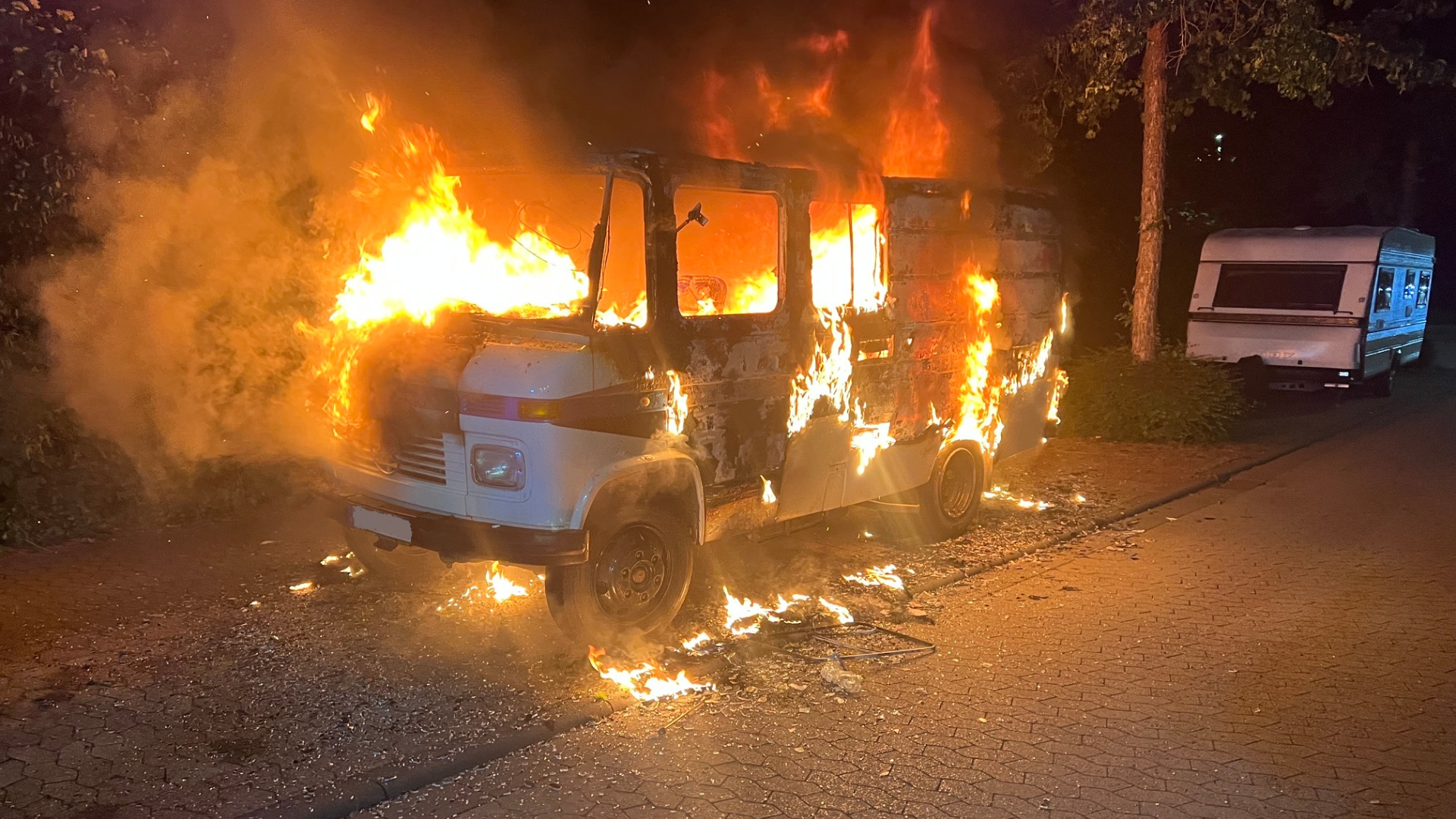 Wohnmobil in Flammen! Feuerwehrinsatz in Bad Kreuznach