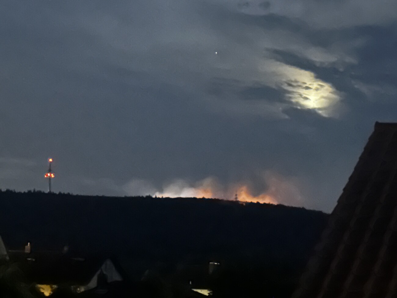 Waldbrand bei Traisen: Evakuierung bleibt bestehen