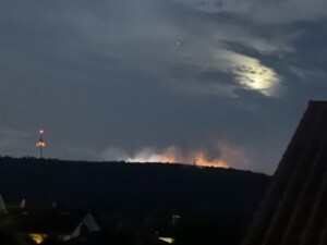 Waldbrand bei Traisen: Evakuierung bleibt bestehen