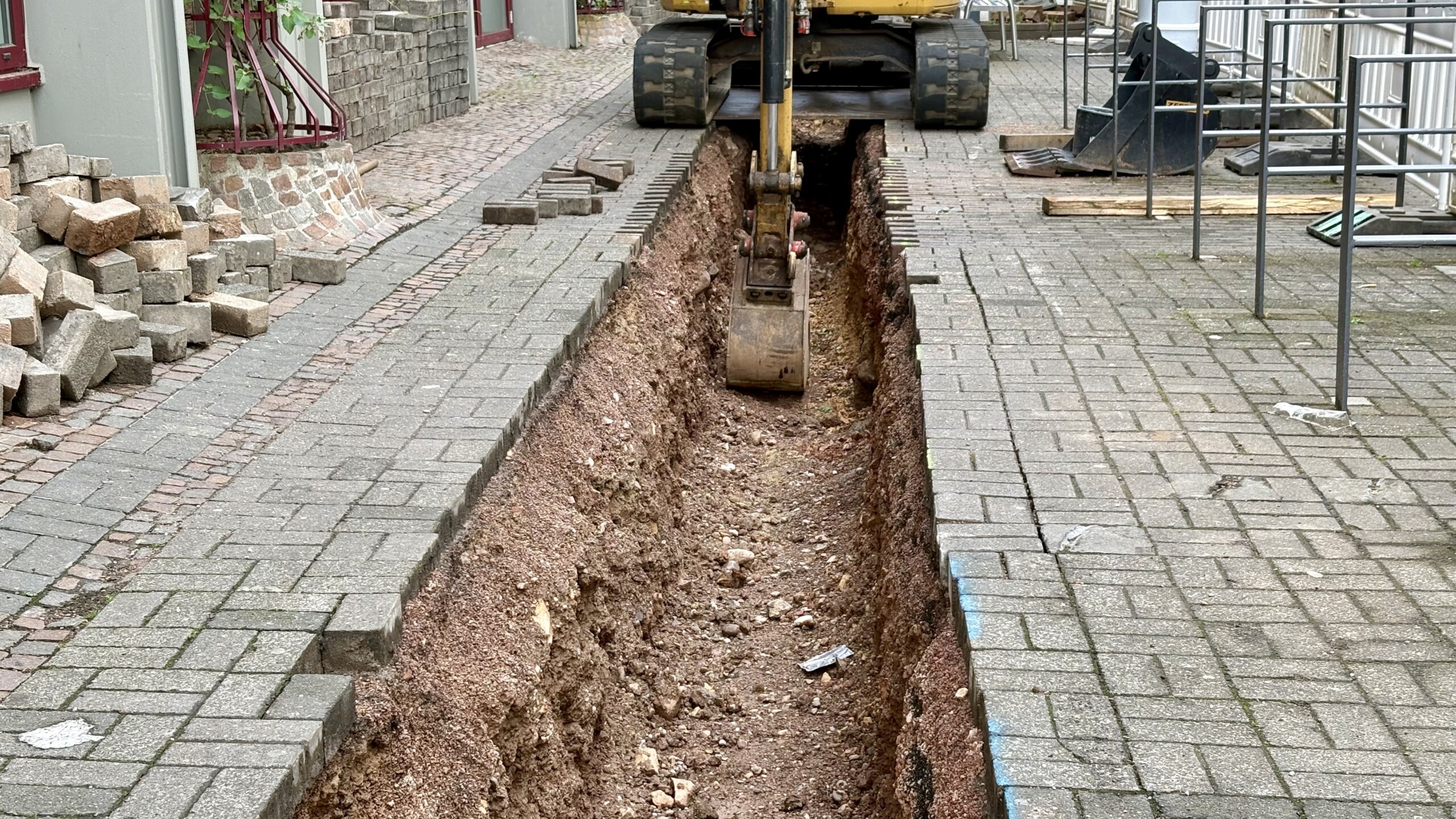 Das Bild zeigt einen aufgegrabenen Schacht in den Glasfaserkabel gelegt werden.