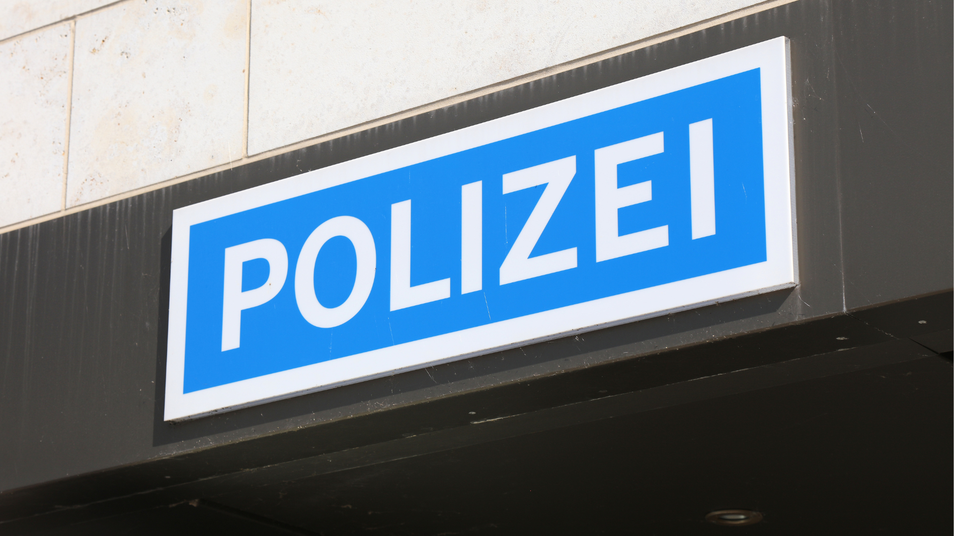 Ein Schild an einer Polizeidienststelle
