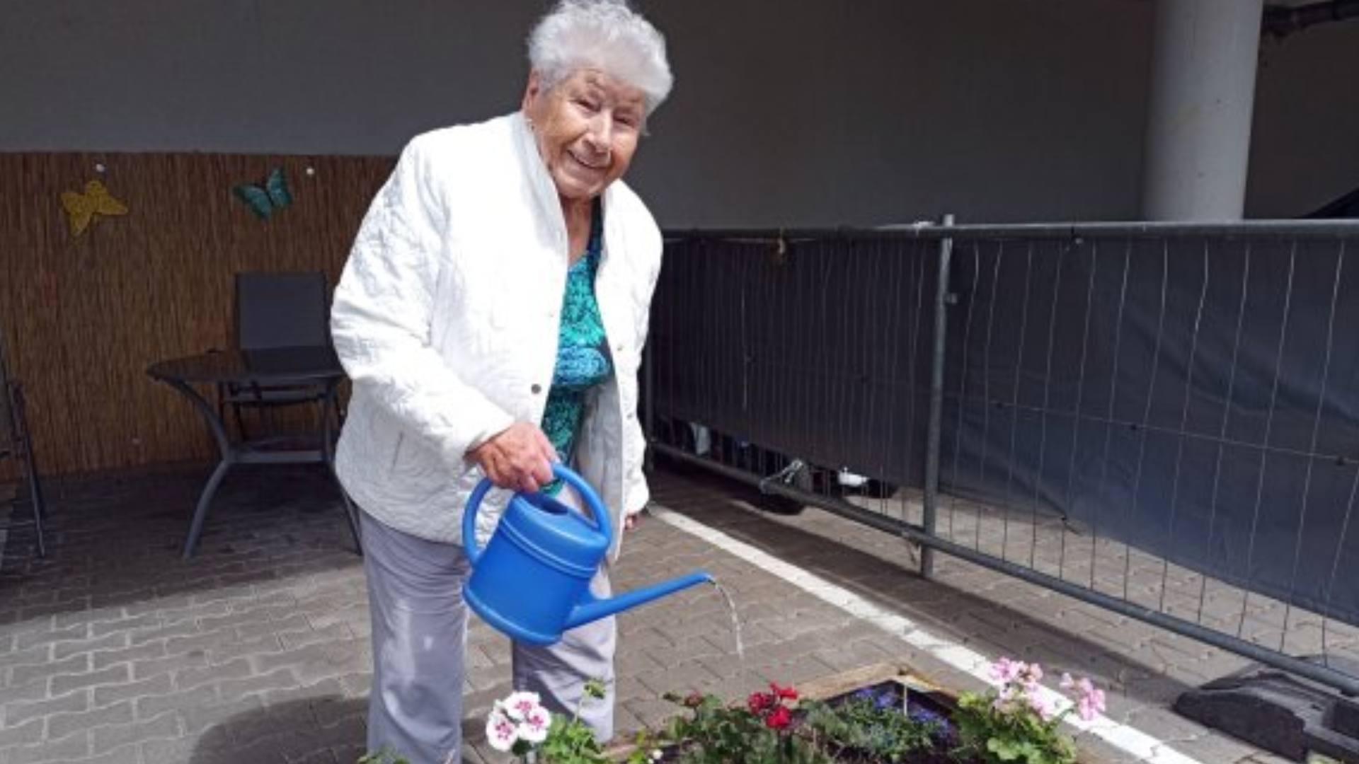 Altenpflegeheimbewohner bepflanzen Hochbeete in Alzey