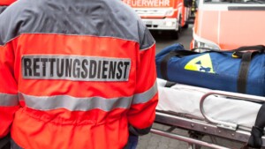 Auto kippt nach Auffahrunfall bei Gensingen um