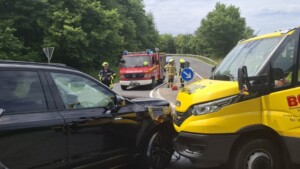 Drei Verletzte bei Unfall mit Abschleppfahrzeug auf der B428