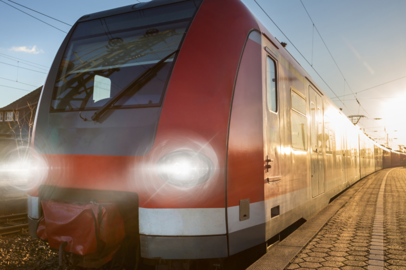 Fahrgast bedroht Zugbegleiter im Zug