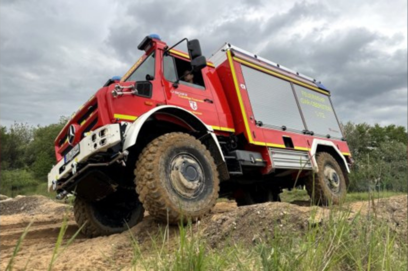 Feuerwehr trainiert mit Unimog am Nürburgring