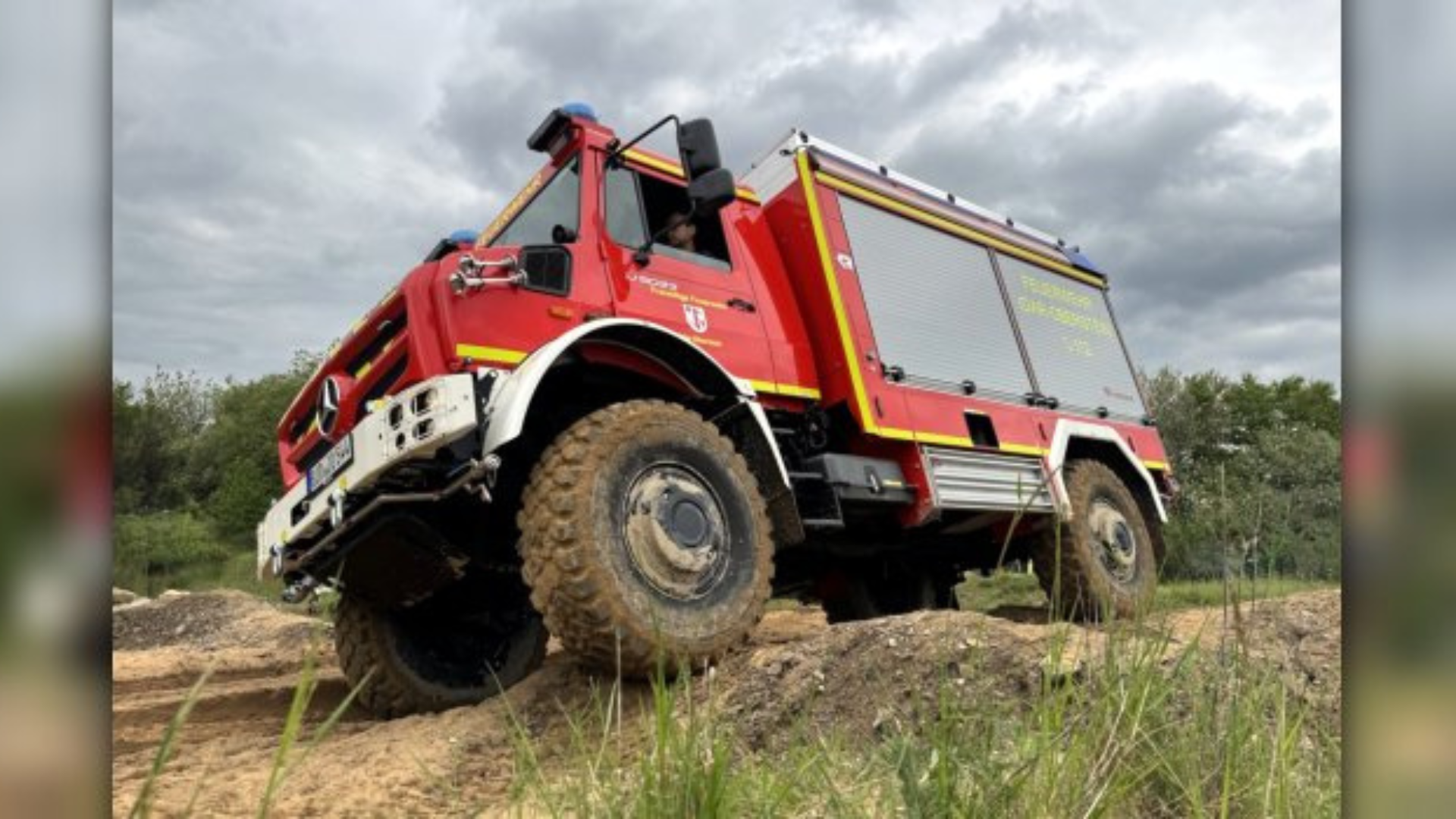 Feuerwehr trainiert mit Unimog am Nürburgring