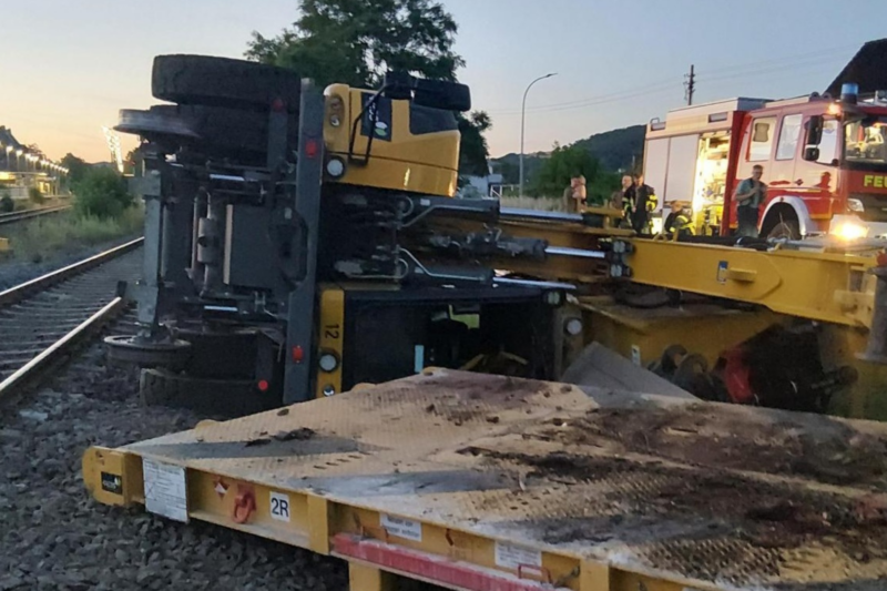 Gleisbagger kippt am Bahnhof Bad Sobernheim um