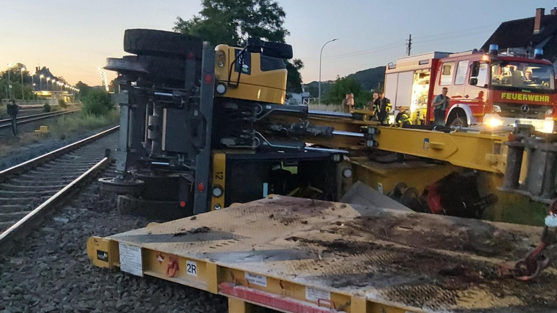 Gleisbagger kippt am Bahnhof Bad Sobernheim um