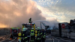 Großeinsatz bei Brand in Entsorgungsbetrieb in Welgesheim