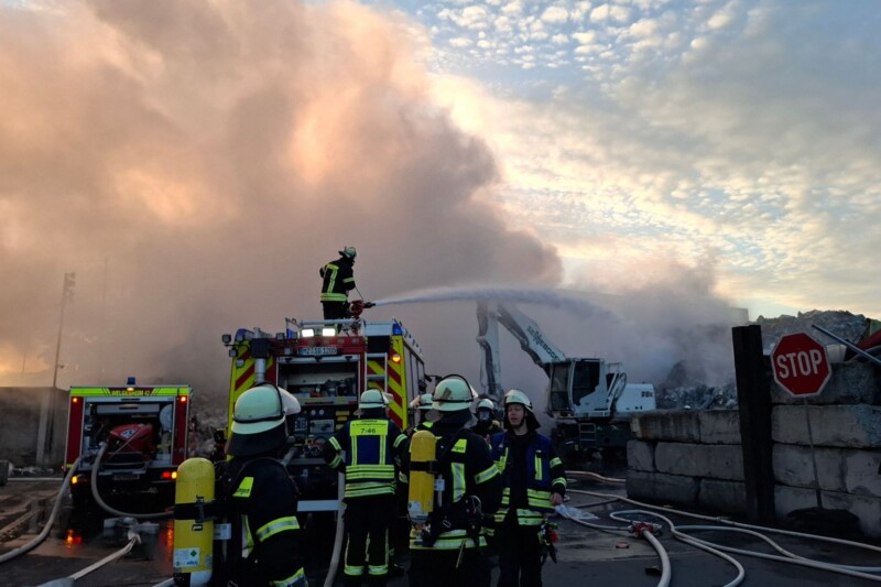 Großeinsatz bei Brand in Entsorgungsbetrieb in Welgesheim