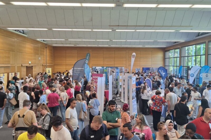 Jobmesse für Zugewanderte zieht viele Interessierte an
