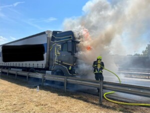 Lkw-Brand auf der A61 sorgt für langen Stau