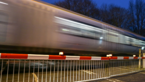 Schock in Martinstein: Auto blockiert Bahnübergang