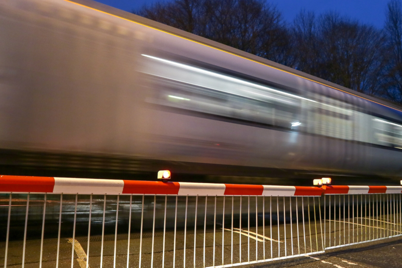 Schock in Martinstein: Auto blockiert Bahnübergang