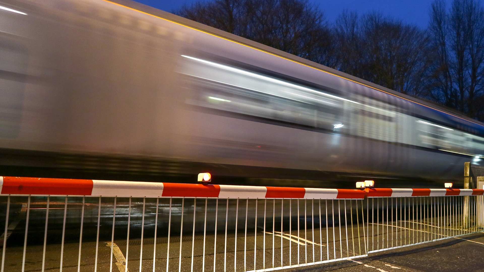Schock in Martinstein: Auto blockiert Bahnübergang