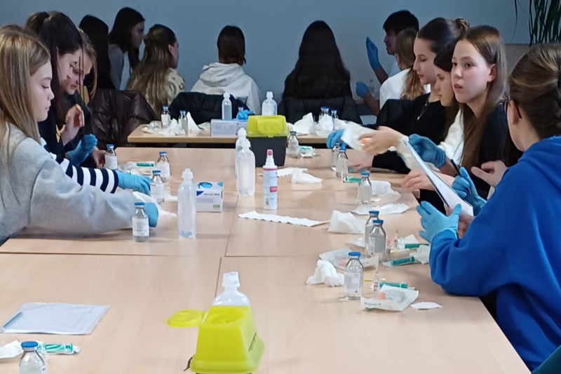 Schüler sammeln Praxiserfahrung in der Pflege