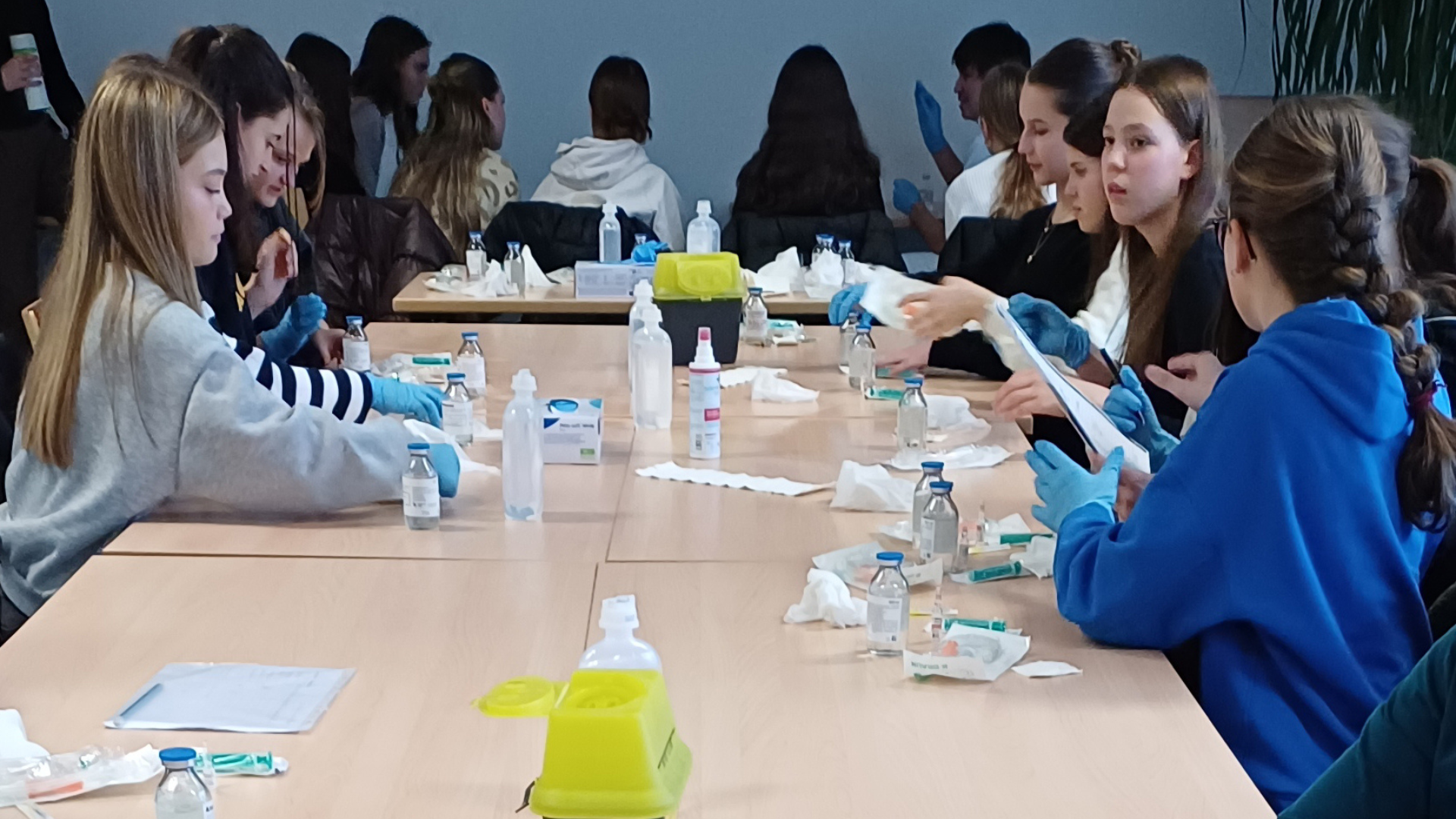Schüler sammeln Praxiserfahrung in der Pflege