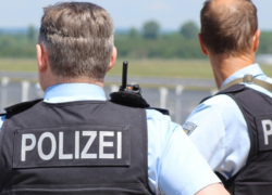 Attacke in Geschäft! Unbekannter schlägt junge Frau und flüchtet