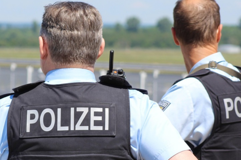 Attacke in Geschäft! Unbekannter schlägt junge Frau und flüchtet