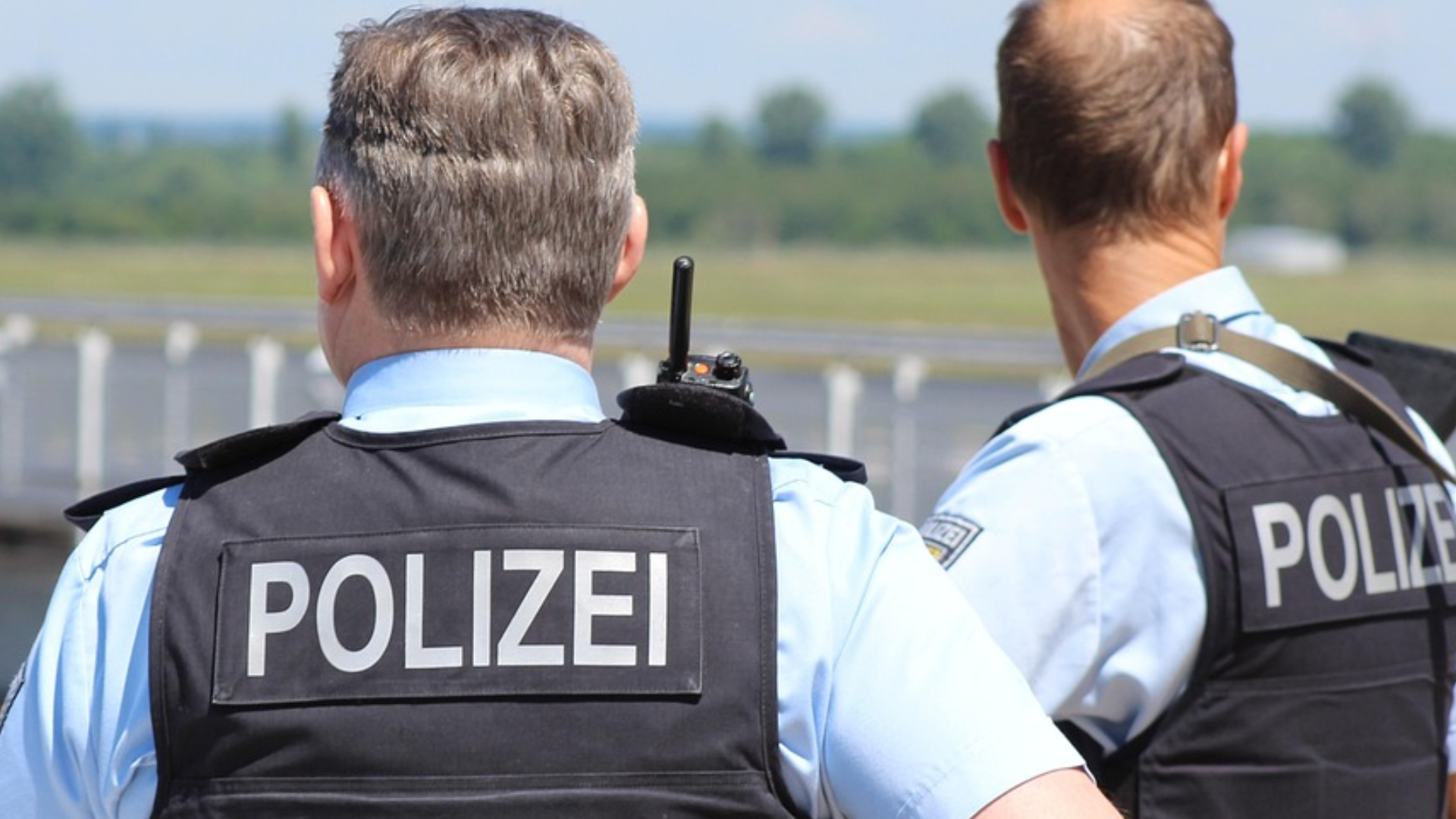 Attacke in Geschäft! Unbekannter schlägt junge Frau und flüchtet
