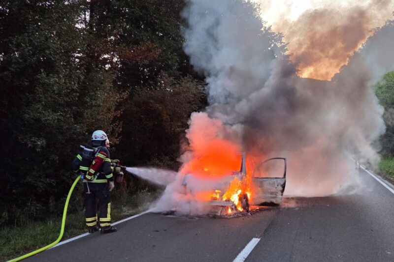 Auto brennt auf der B421 bei Kellenbach vollständig aus