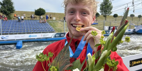 Enrico Dietz aus Bad Kreuznach jubelt nach seinem WM-Gold im Kayak Cross Zeitfahren