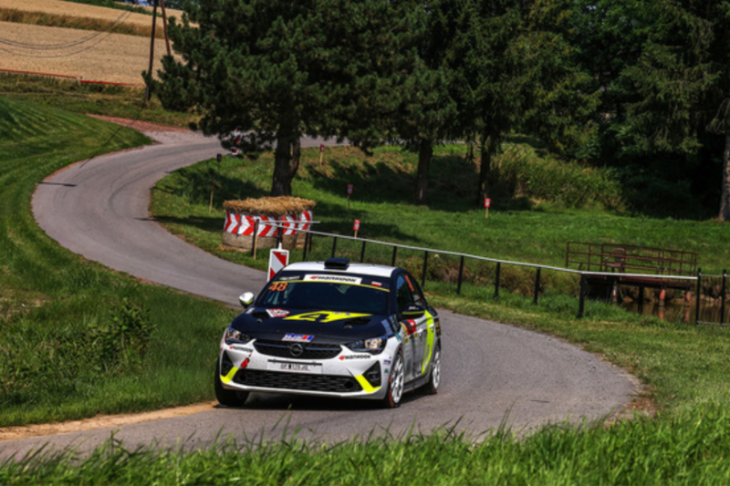 Claire Schönborn kämpft sich bei harter Rallye ins Ziel