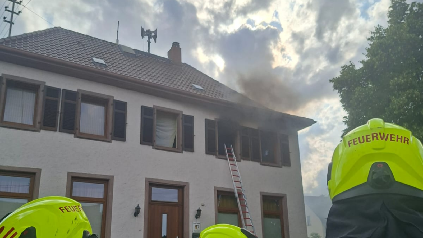 Feuerwehr löscht Zimmerbrand in Münchwald
