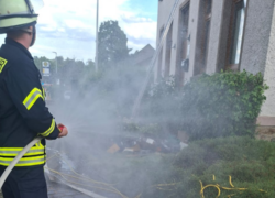 Feuerwehr löscht Zimmerbrand in Münchwald