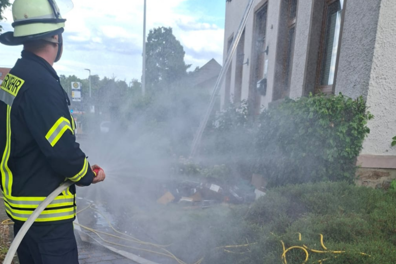 Feuerwehr löscht Zimmerbrand in Münchwald