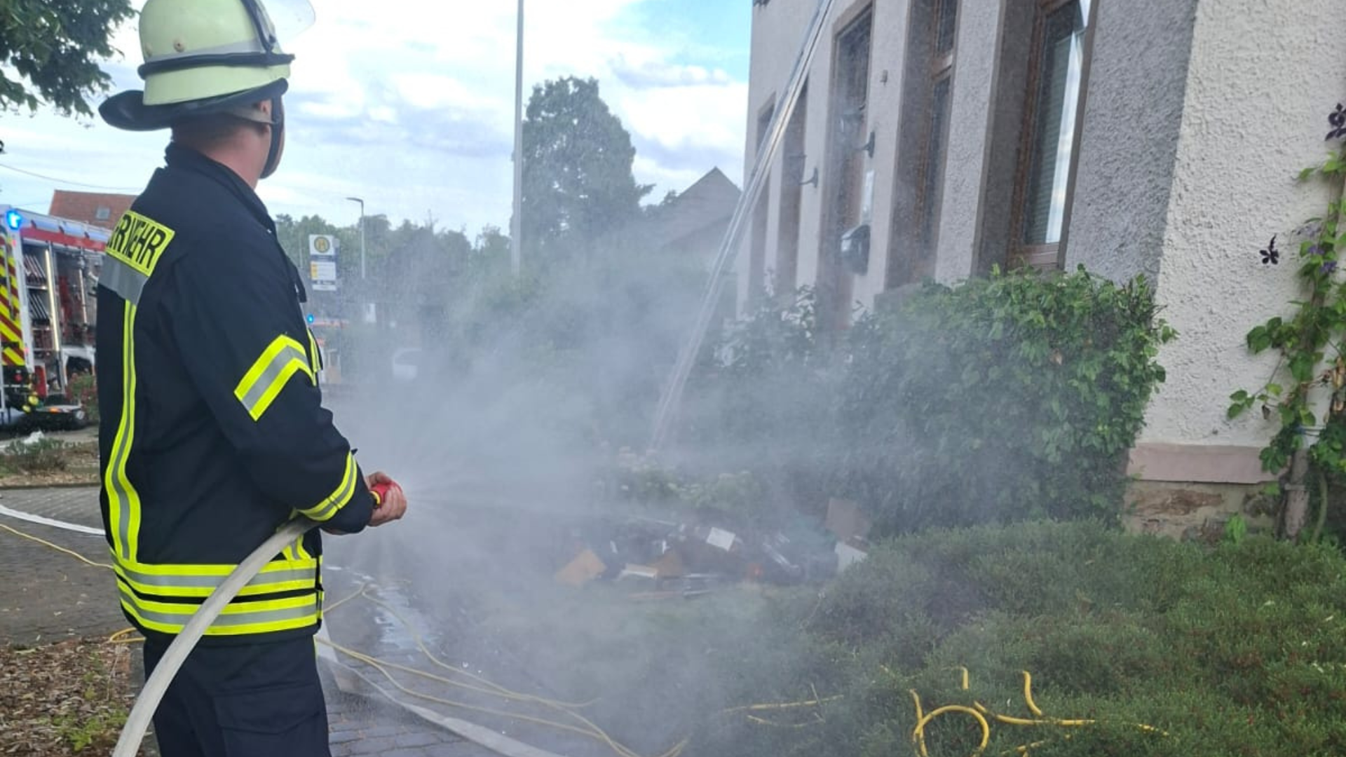 Feuerwehr löscht Zimmerbrand in Münchwald