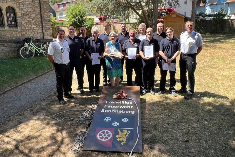 Feuerwehr Schöneberg ehrt Einsatzkräfte beim Jubiläumsfest