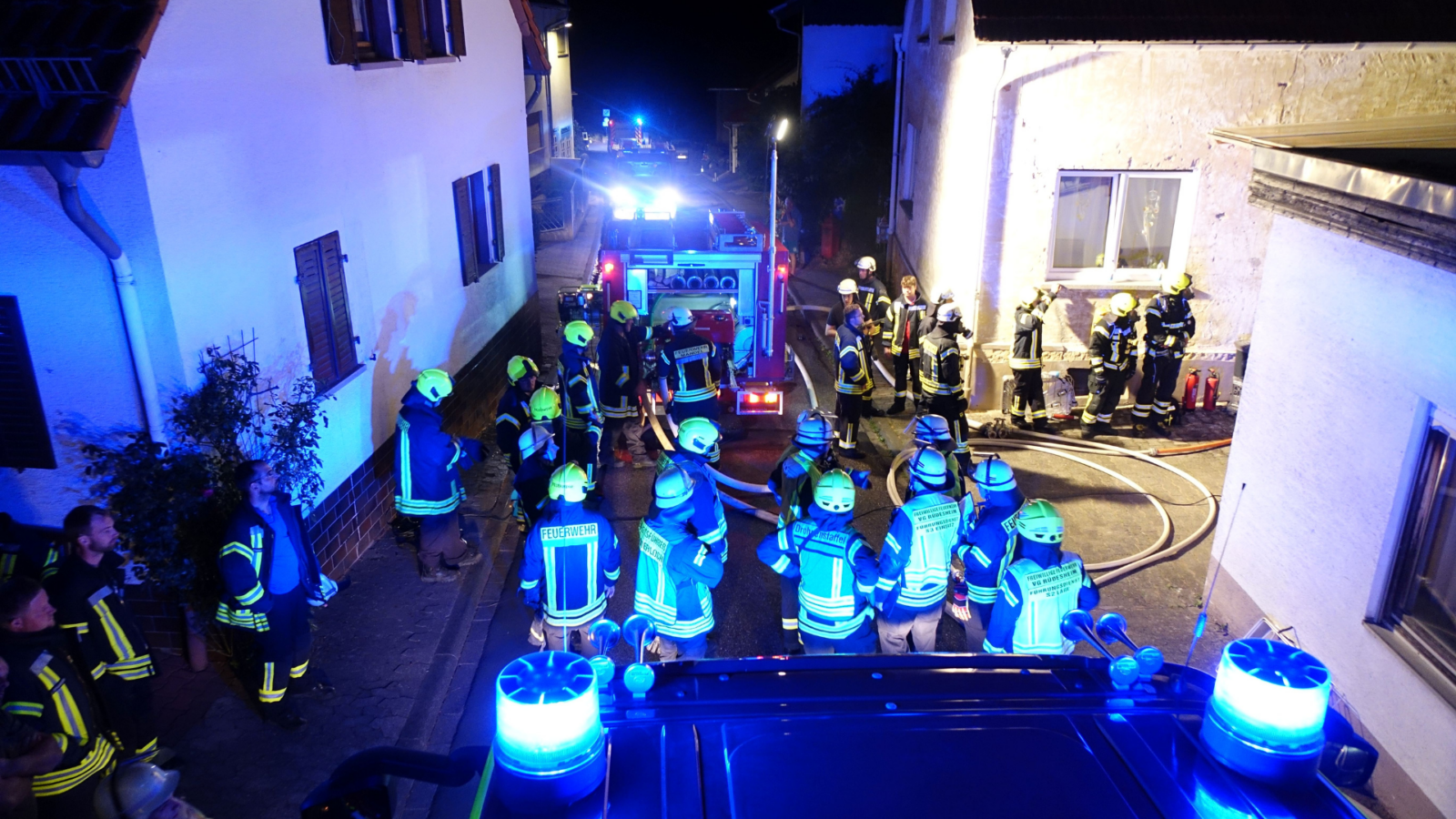 Großbrand in Schreinerei: Feuerwehr kämpft bis in die Nacht