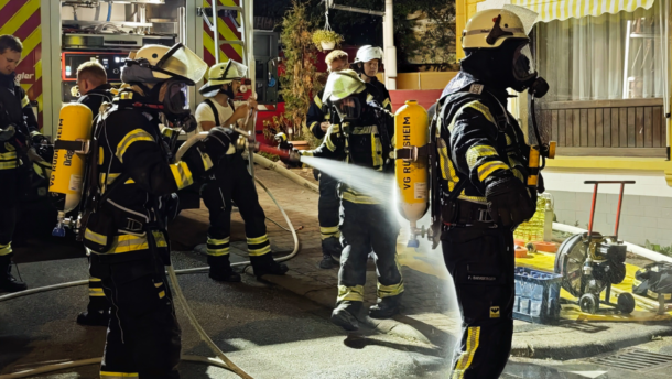Großbrand in Schreinerei: Feuerwehr kämpft bis in die Nacht