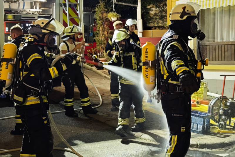 Großbrand in Schreinerei: Feuerwehr kämpft bis in die Nacht